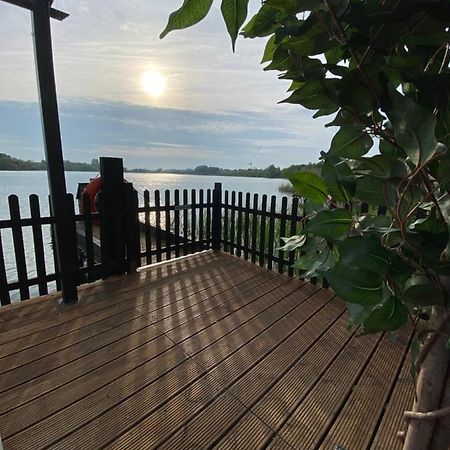 Lodge On The Lake At Lakeside Holiday Park Chichester Dış mekan fotoğraf