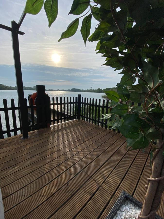 Lodge On The Lake At Lakeside Holiday Park Chichester Dış mekan fotoğraf