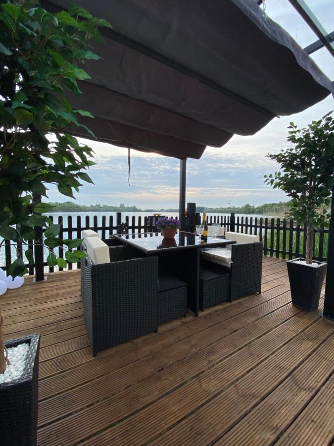 Lodge On The Lake At Lakeside Holiday Park Chichester Dış mekan fotoğraf