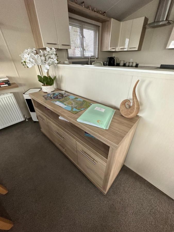 Lodge On The Lake At Lakeside Holiday Park Chichester Dış mekan fotoğraf